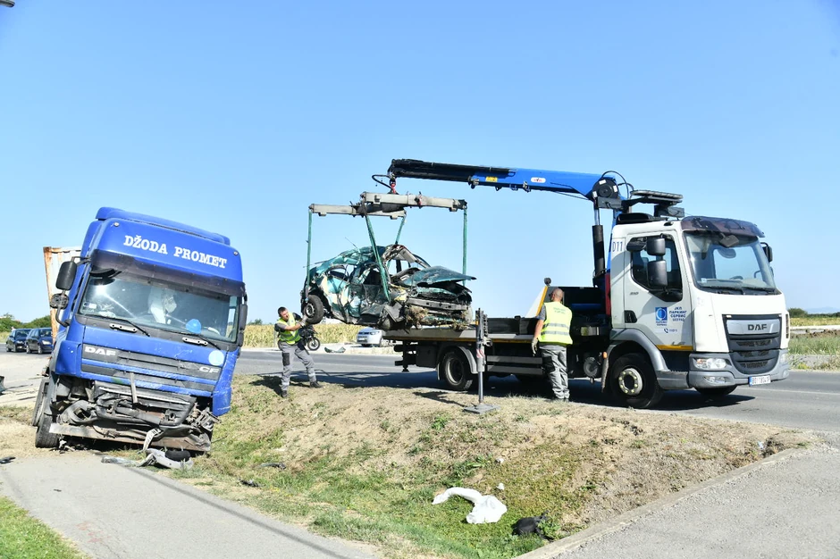 Izvlačenje automobila u kojem su stradali tinejdžeri