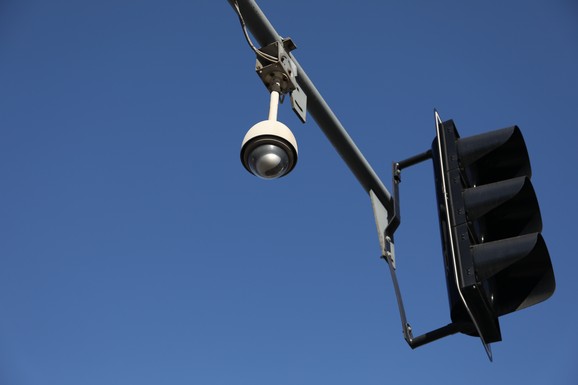 ZABORAVITE NA OBIČNE KAMERE, STIŽE NEŠTO MNOGO JEZIVIJE Novi sistem vas neće pratiti samo preko tablica, već i telefona, sata, čak i čipova ljubimaca?! Praviće "digitalni otisak" svakog koraka