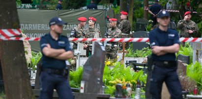 Ekshumacja Arama Rybickiego na gdańskim Srebrzysku. Bliscy protestują przed bramą