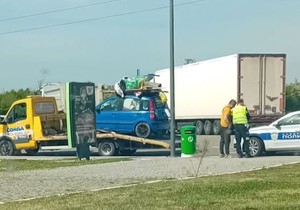 Zaustavljen neobičan auto panda prenatrpan stvarima