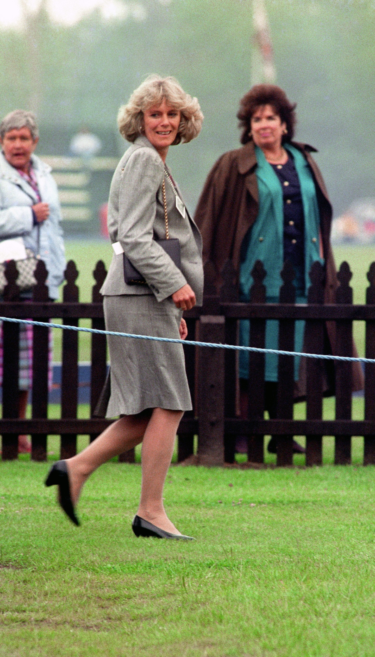 Kamilla királynő 1992-ben. Az uralkodóné a '80-as és 'a 90-es években imádta kosztümöket - és a válltöméseket is. Mondhatni ez, valamint az ehhez hasonló darabok voltak akkoriban a ruhatárának az alapdarabjai. 