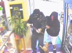 Piesek obronił sklep przed bandytami. Zobacz wideo