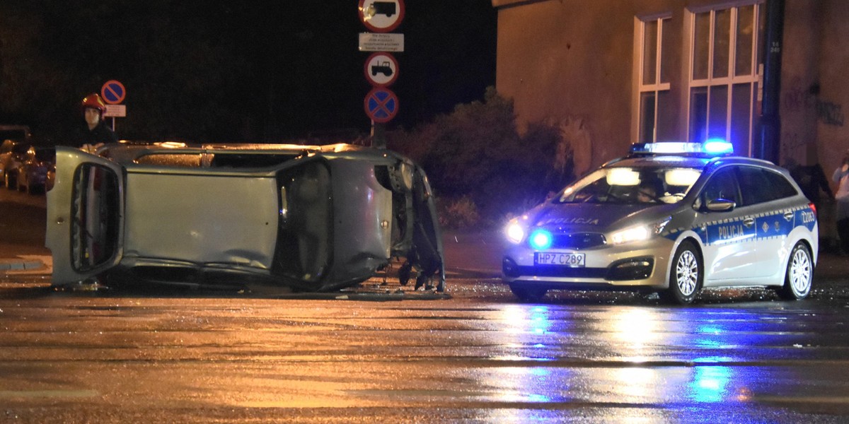 Warszawa. Wypadek na Woli. Samochód w jechał w studzienkę, potem w latarnię