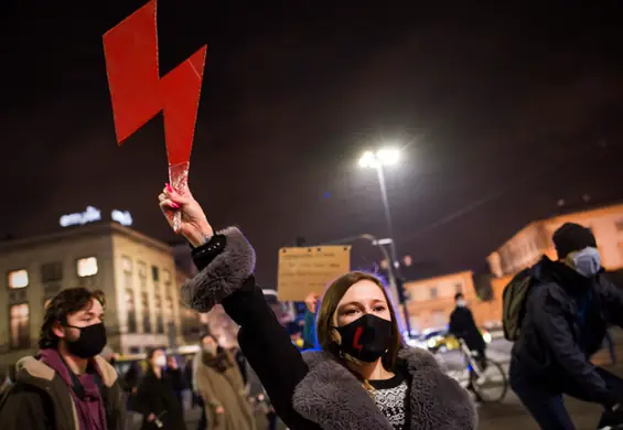 #StrajkKobiet w reklamach. "Nie wszystko musi być dla pieniędzy - na pewno nie nasze ciała i życia"