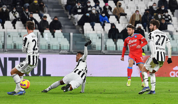 Piłkarz Napoli Dries Mertens (2P) strzelający gola w meczu przeciwko Juventusowi
