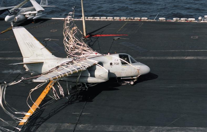  S-3A Viking podczas awaryjnego lądowania na pokładzie lotniskowca USS Abraham Lincoln