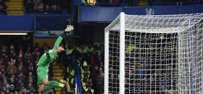 Liga angielska: Fabiański puścił gola w meczu z Chelsea. Rooney trafił do bramki z własnej połowy [WIDEO]