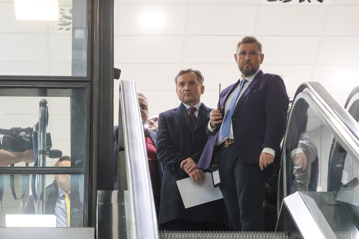 Warszawa, 31.01.2025. Były minister sprawiedliwości, poseł PiS Zbigniew Ziobro (L) w studiu Telewizji Republika w Warszawie, 31 bm. Poseł Ziobro ma zostać dzisiaj doprowadzony na posiedzenie sejmowej Komisji Śledczej ds. inwigilacji systemem Pegasus i przesłuchany w charakterze świadka. (jm) PAP/Rafał Guz