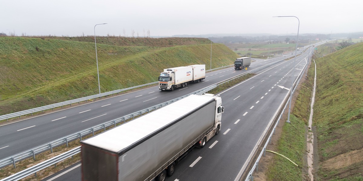 KAS zapewnia, że kierowcy TIR-ów mogą w tej chwili jeździć bez wnoszenia opłat.