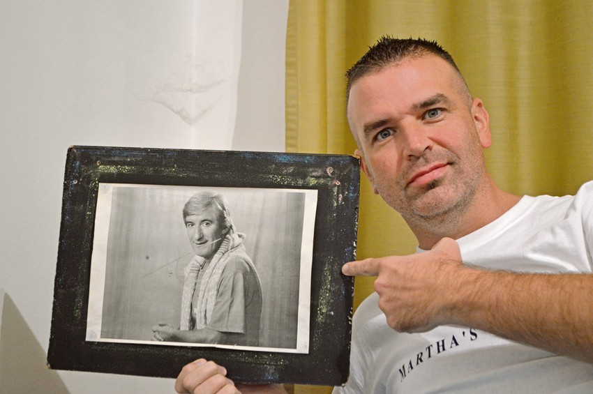 Obožava srpsku hranu i muziku, a ponajviše ljude. Redovno pravi snimke u kojima promoviše Srbiju