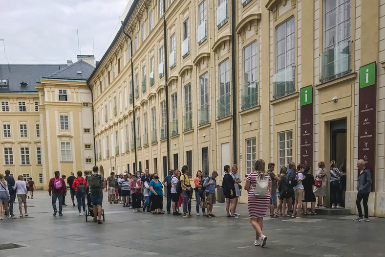 Kolejka do kasy biletowej