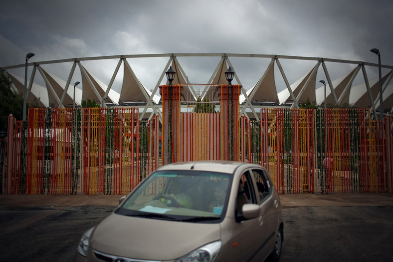 Główna brama Jawaharlal Nehru Stadium przystrojona kolorowymi serpentynami przygotowywana jest do oficjalnego otwarcia Igrzysk Wspólnoty Narodów, które rozpoczną się w październiku 2010 r. Fot. Brian Sokol/Bloomberg