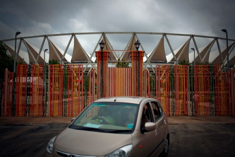 Główna brama Jawaharlal Nehru Stadium przystrojona kolorowymi serpentynami przygotowywana jest do oficjalnego otwarcia Igrzysk Wspólnoty Narodów, które rozpoczną się w październiku 2010 r. Fot. Brian Sokol/Bloomberg