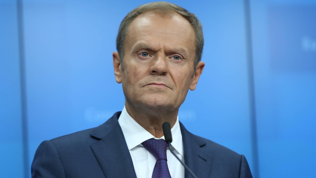 "Kłamstwo organizowane przez władzę za publiczne pieniądze to perfidna i groźna forma przemocy, której ofiarami jesteśmy wszyscy" - napisał Donald Tusk na Twitterze. Szef Rady Europejskiej odniósł się do ostatnich zajść, które miały miejsce przed siedzibą TVP. 