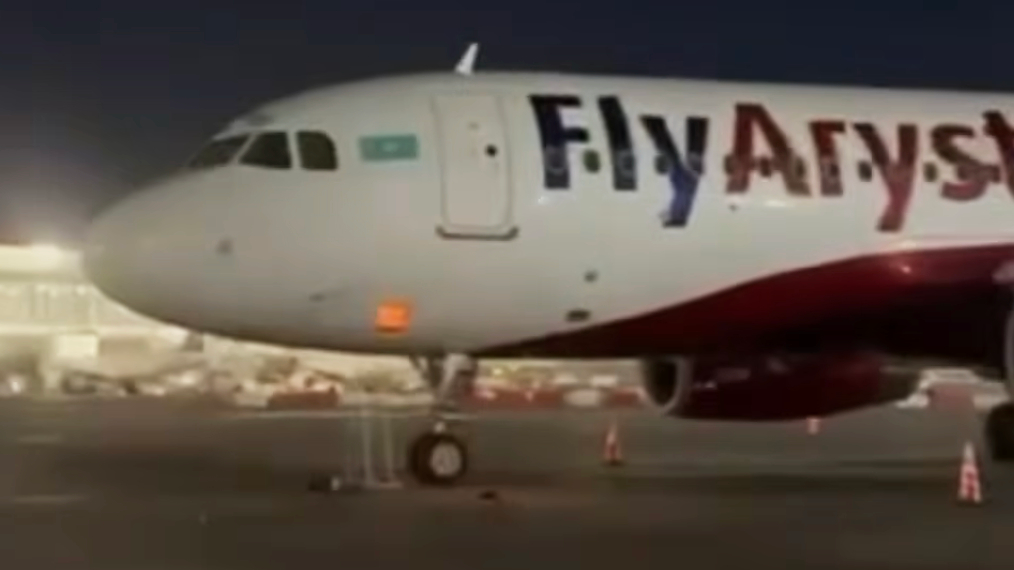Airbus A320 von Fly Arystan beginnt bei Wartungsarbeiten zu brennen