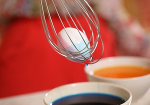 Najlepša pastelna jaja u dva tona dobićete uz pomoć žice za mućenje