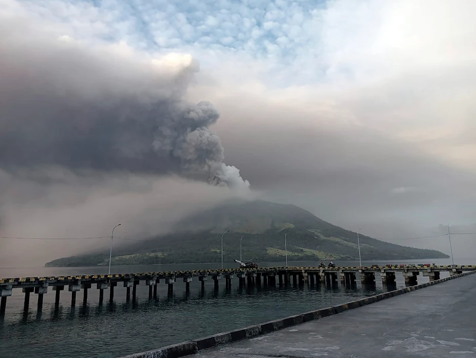 Erupcija vulkana Ruang, Indonezija, 18. aprila