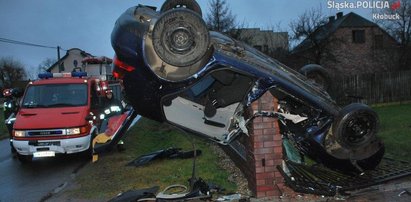 Samochód wylądował na ogrodzeniu - zdjęcia