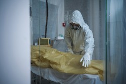 Próbki ze śmiercionośnym wirusem w centrum wojny. Światu grozi katastrofa