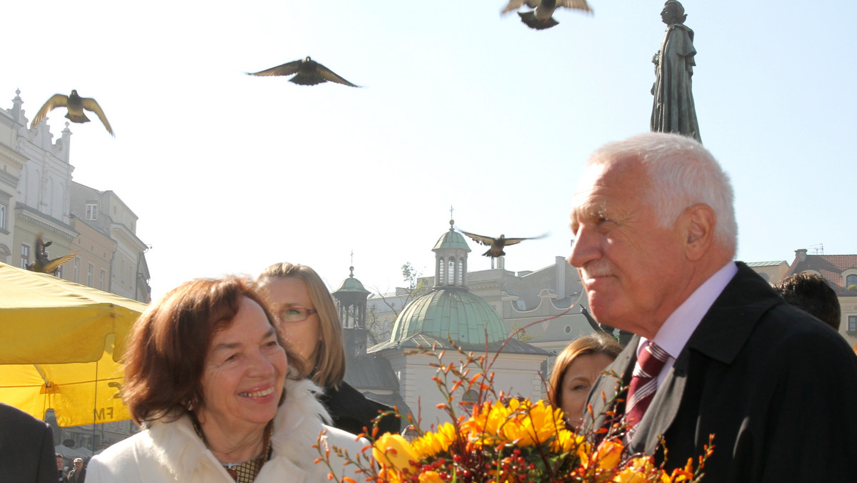 W piątek, w ostatnim dniu wizyty w Polsce, prezydent Czech Vaclav Klaus wraz z małżonką przebywają w Krakowie. Czeska para prezydencka zwiedziła tam m.in. Katedrę na Wawelu i złożyła kwiaty na sarkofagu Lecha i Marii Kaczyńskich.