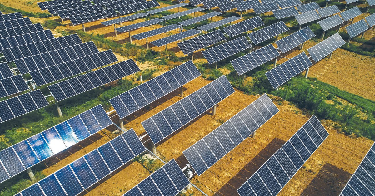 Słońce i wiatr wygrały z paliwami kopalnymi. Polska w tyle za większością państw UE