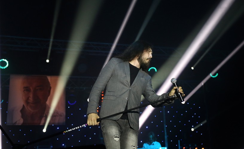 Piotr Cugowski podczas koncertu 'Oprócz Błękitnego Nieba'