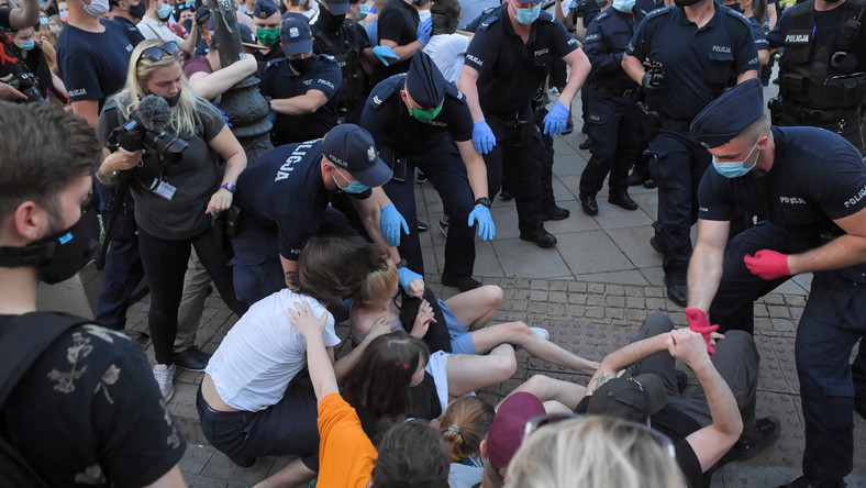 Warszawa. Protest aktywistów LGBT. Komentarze w sieci