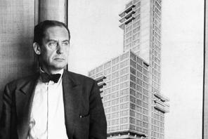 Walter Gropius pozuje przy jednym ze swoich projektów – budynku „Chicago Tribune