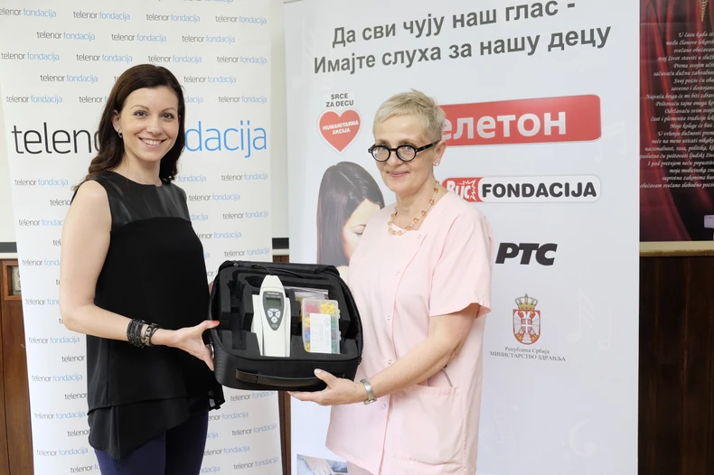 Milica Beginišić iz "Telenor fondacije" uručije aparat za skrining sluha doktorki Bistričić