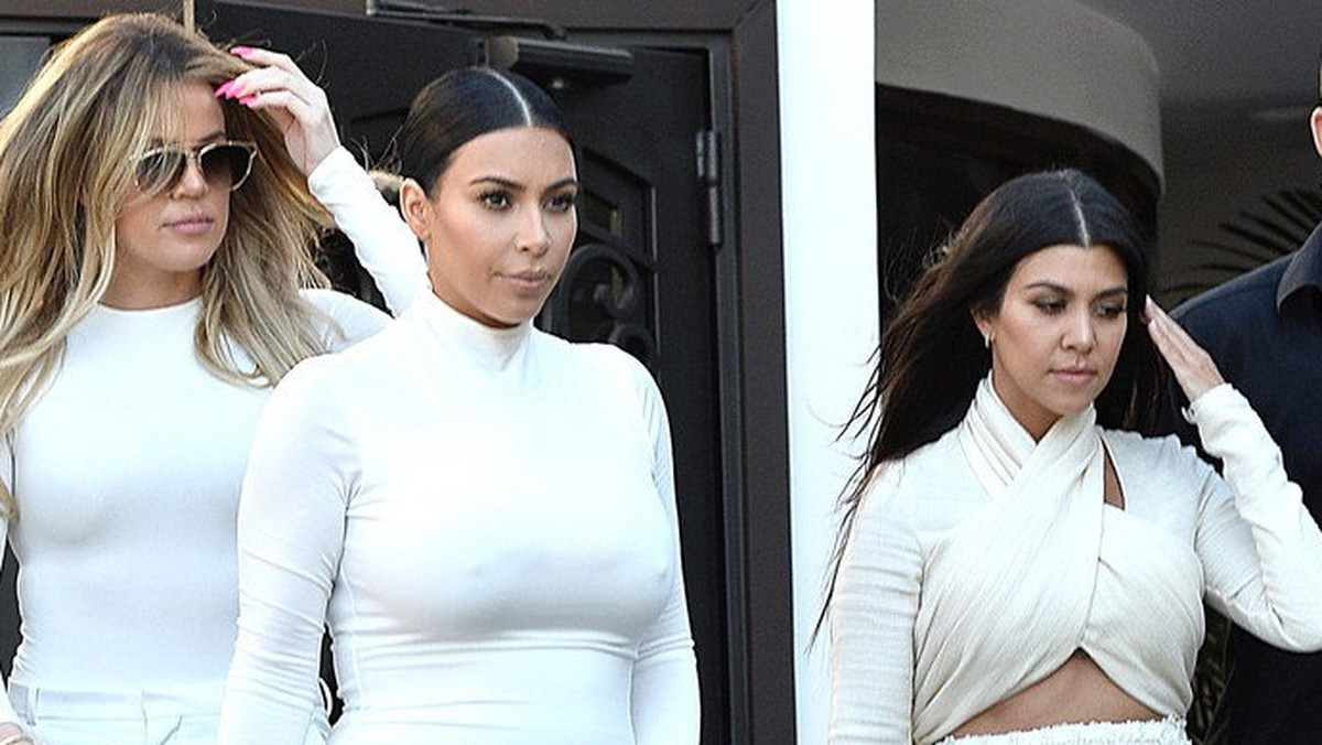 Siostry Kardashian w białych, obcisłych kreacjach. Seksownie?