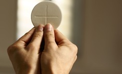 Gimnazjaliści przyznali się, że wypluli i podeptali hostię. Zajmie się nimi sąd