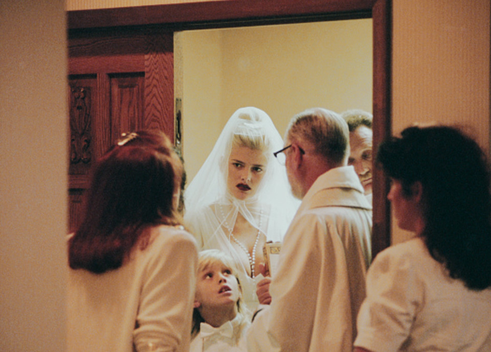 Anna Nicole Smith podczas nabożeństwa żałobnego poświęconego mężowi (1995)