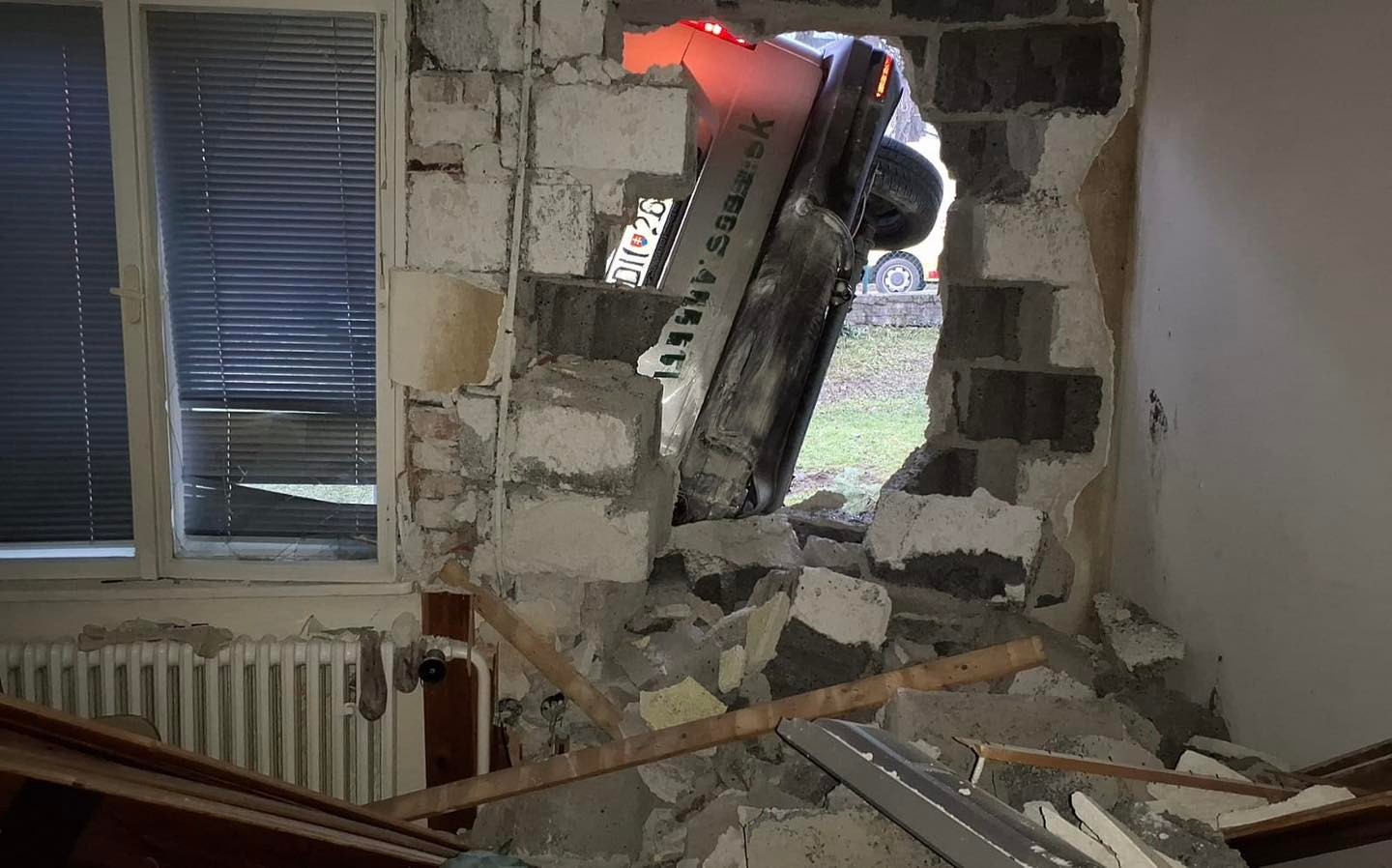Auto prerazilo múr domu v Gbeľanoch.