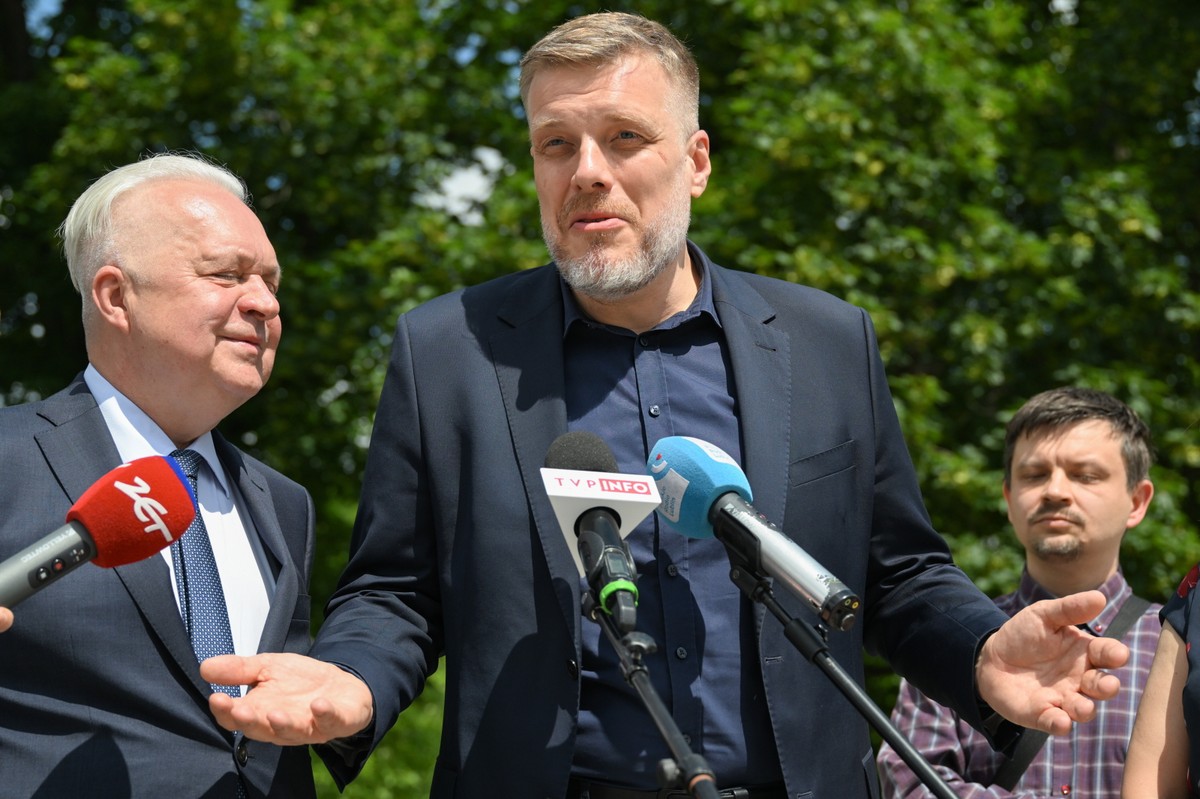 Adrian Zandberg z Partii Razem podczas konferencji prasowej Lewicy w Lublinie