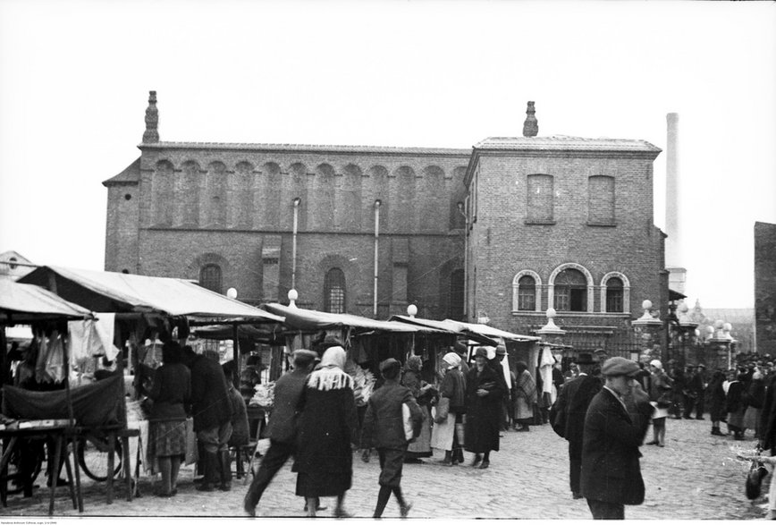 Synagoga Stara na Kazimierzu przy ulicy Szerokiej w Krakowie. Na pierwszym planie przed synagogą widoczny targ. Rok 1936