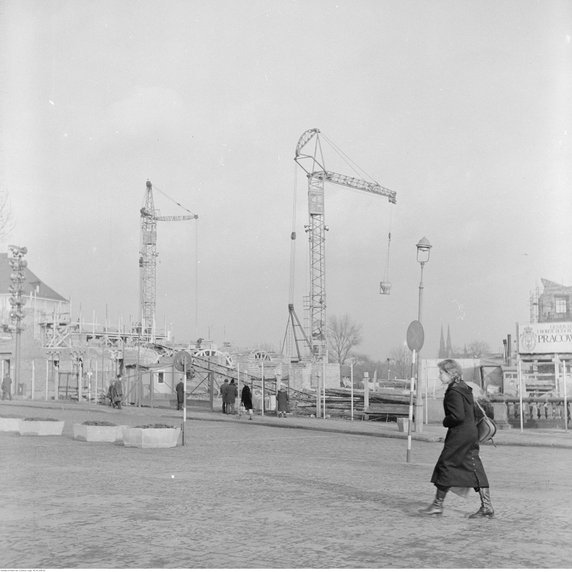 Odbudowa Zamku Królewskiego w Warszawie. Dźwigi na placu budowy - widok od pl. Zamkowego (1973 r.)