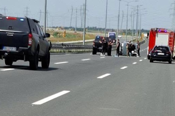 (FOTO) VOZILO SMRSKANO, SRČA PO PUTU Nesreća na auto-putu kod Surčina: Hitne službe na terenu, stvaraju se zastoji