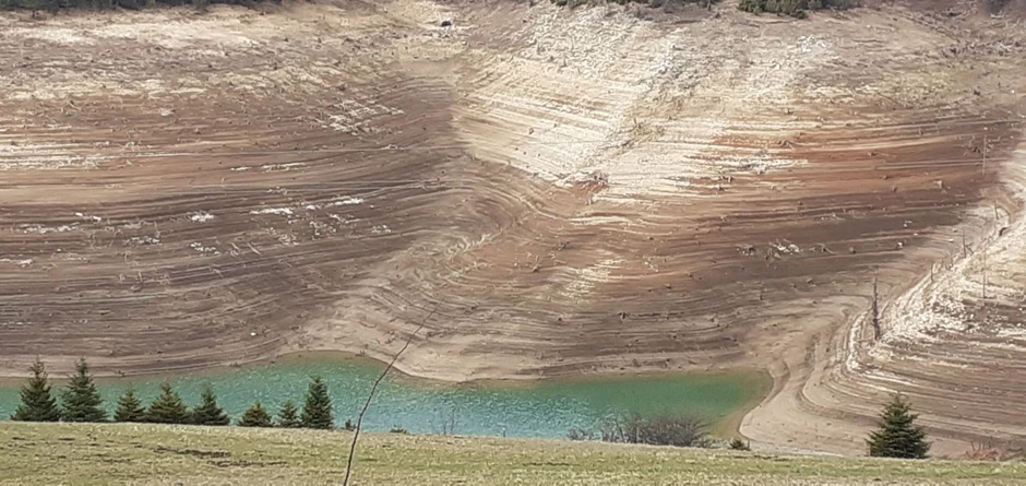 Tužne slike prelepog jezera: Voda se povukla, ostale gole strme obale