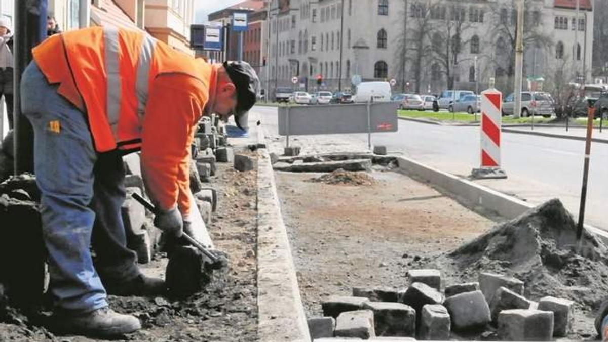 Kilkadziesiąt miejsc w Bydgoszczy doczeka się naprawionych płyt i krawężników. Tegoroczne prace przy remoncie chodników rozpoczęły się od ulicy Solskiego. Tam wymieniana jest nawierzchnia od ulicy Kossaka w kierunku ulicy Skorupki. W tym miejscu powstała wcześniej jedna ze stacji Bydgoskiego Roweru Aglomeracyjnego.