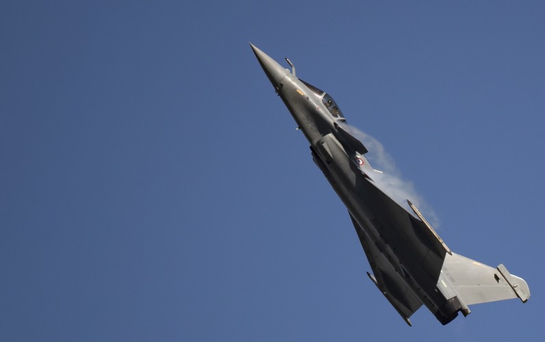 Dassault Rafale to dwusilnikowy wielozadaniowy samolot myśliwski ze skrzydłami typu delta, produkowany przez francuską firmę Dassault Aviation.