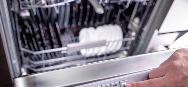 Sposób na brud i pleśń w zmywarce. Wystarczy szklanka z tym płynem