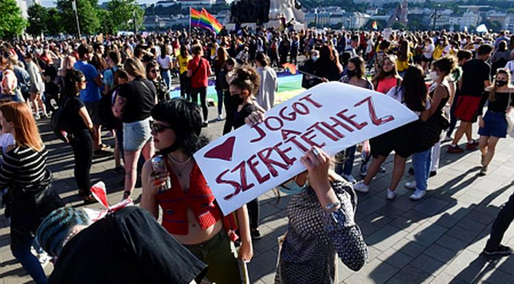 A pedofiltörvény homofób módosításai ellen tartott demonstráció résztvevői az Országház előtti Kossuth téren 2021. június 14-én.
