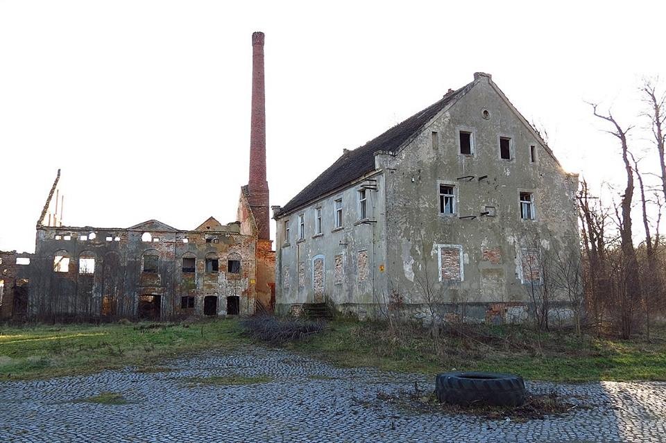 Żarki Średnie koło Zgorzelca - zrujnowany pałac i folwark