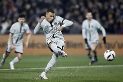 Koszmarny mecz Mbappe. Zmarnowane dwa rzuty karne i kontuzja [WIDEO]