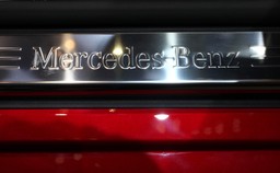 Policja wymieni volkswageny na mercedesy. Największy przetarg od lat