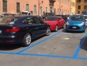 <strong>Smart Parking - Piza</strong><br /><br />

Urząd Miasta Piza postanowił na wstępie wdrożyć system w najbardziej obleganym miejscu - Placu Carrara. Ale chce rozwijać projekt na kolejnych parkingach. System jest nadal udoskonalany przez Kiunsys i Deutsche Telekom. Docelowo czujniki będą wtapiane bezpośrednio w asfalt.<br /><br />