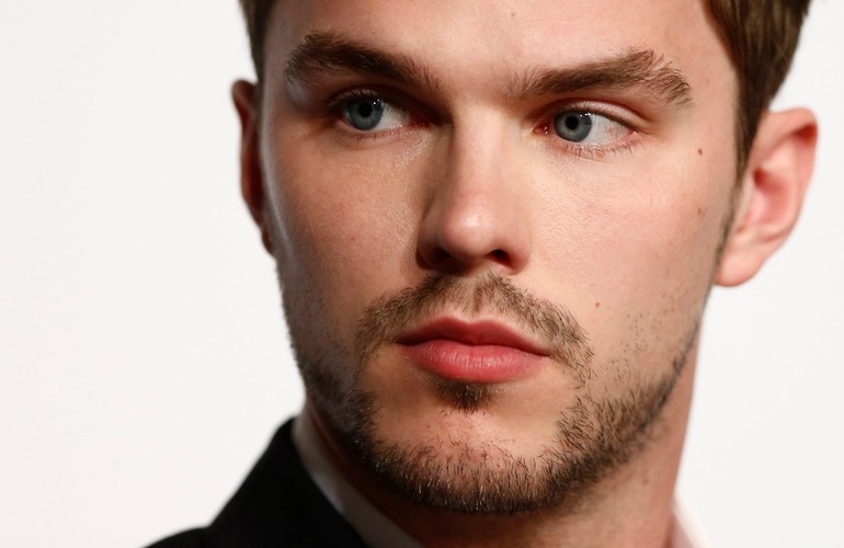 Nicholas Hoult na konferencji prasowej twórców filmu 'Mad Max' w czasie Festiwalu w Cannes