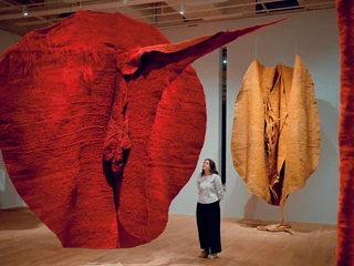 Rzeźby „Abakan Red, 1969” i „Abakan Orange, 1968” Magdaleny Abakanowicz w Tate Modern w Londynie.