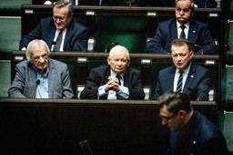 zaskakująca zmiana w ławach pis. kto teraz siedzi obok jarosława kaczyńskiego?