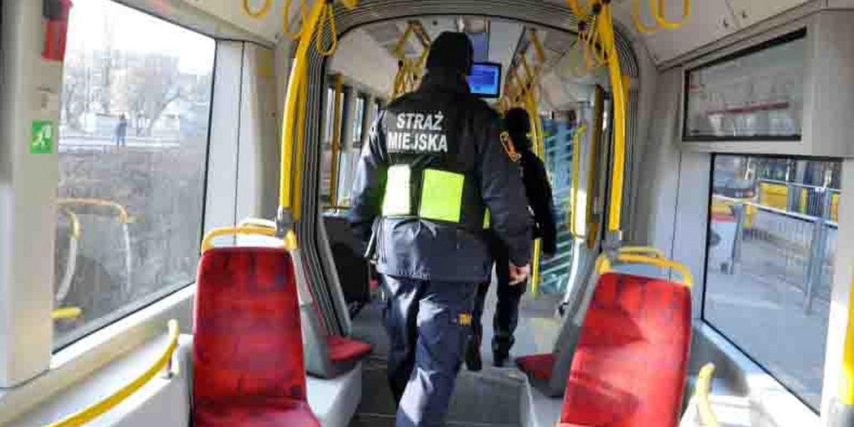 Warszawa. Obcokrajowiec zapomniał się w tramwaju. Trafił za kraty.